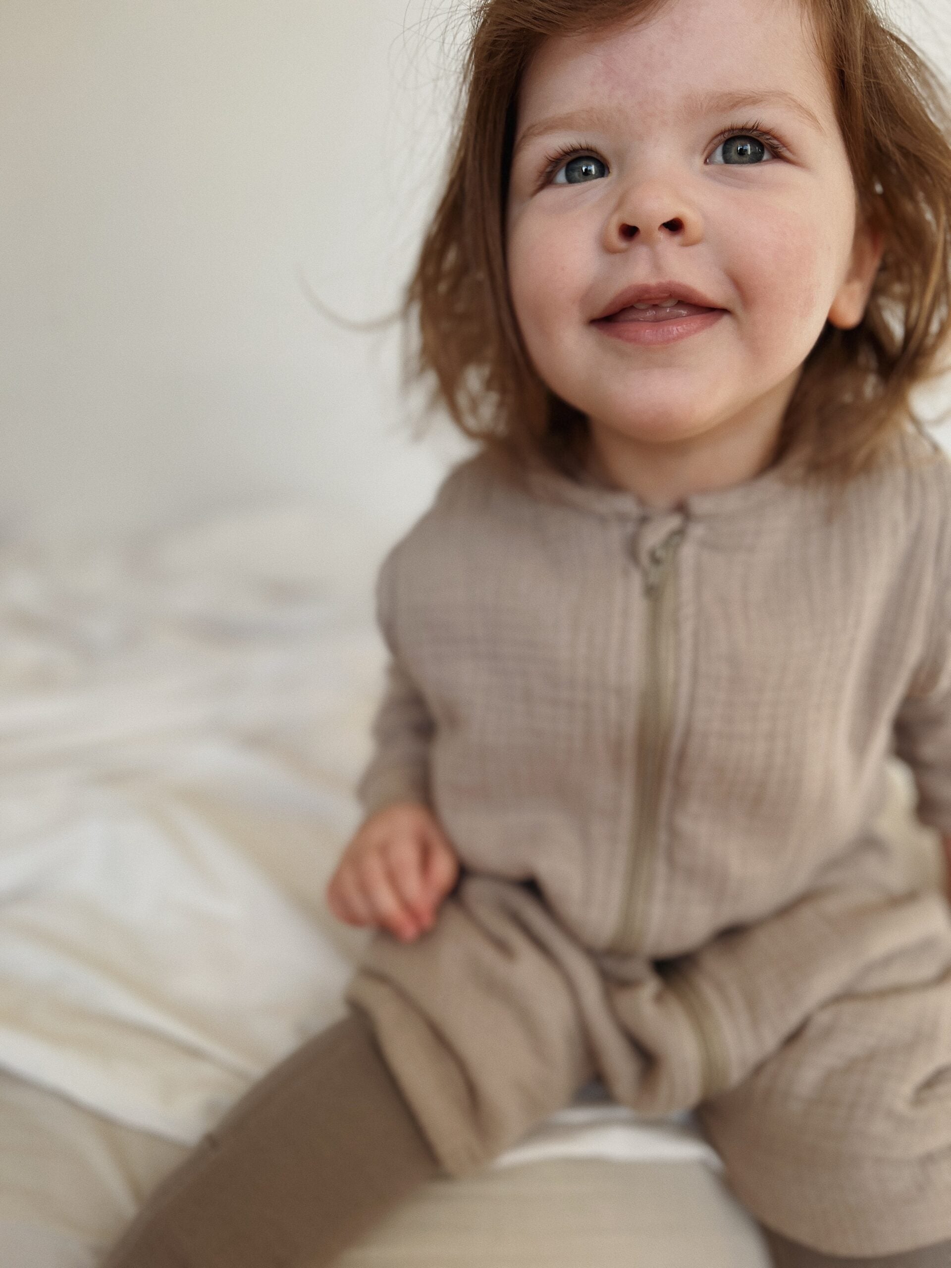 Muślinowy śpiworek z nogawkami - Dark Beige